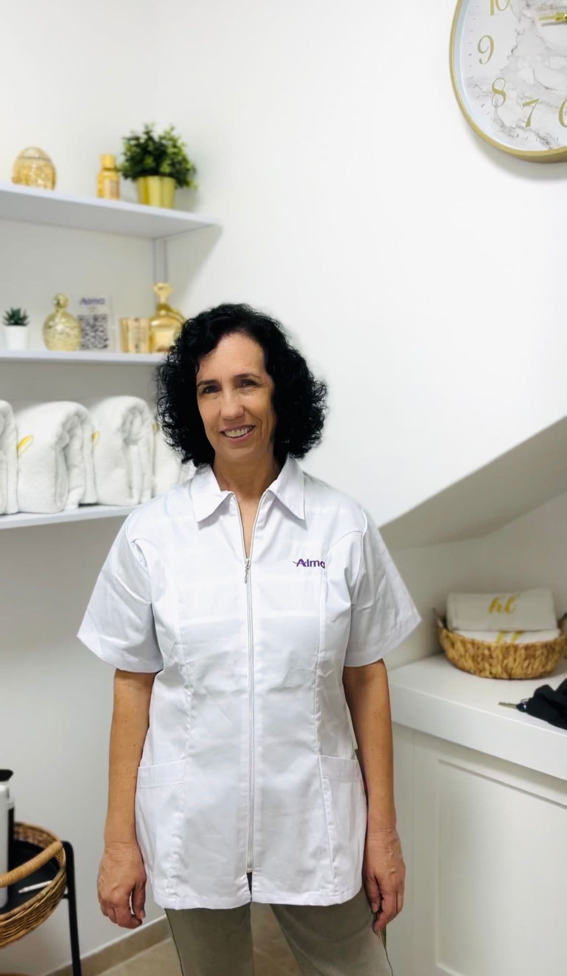 הלה לוי בקליניקה, בחלוק לבן עם סמל אלמה